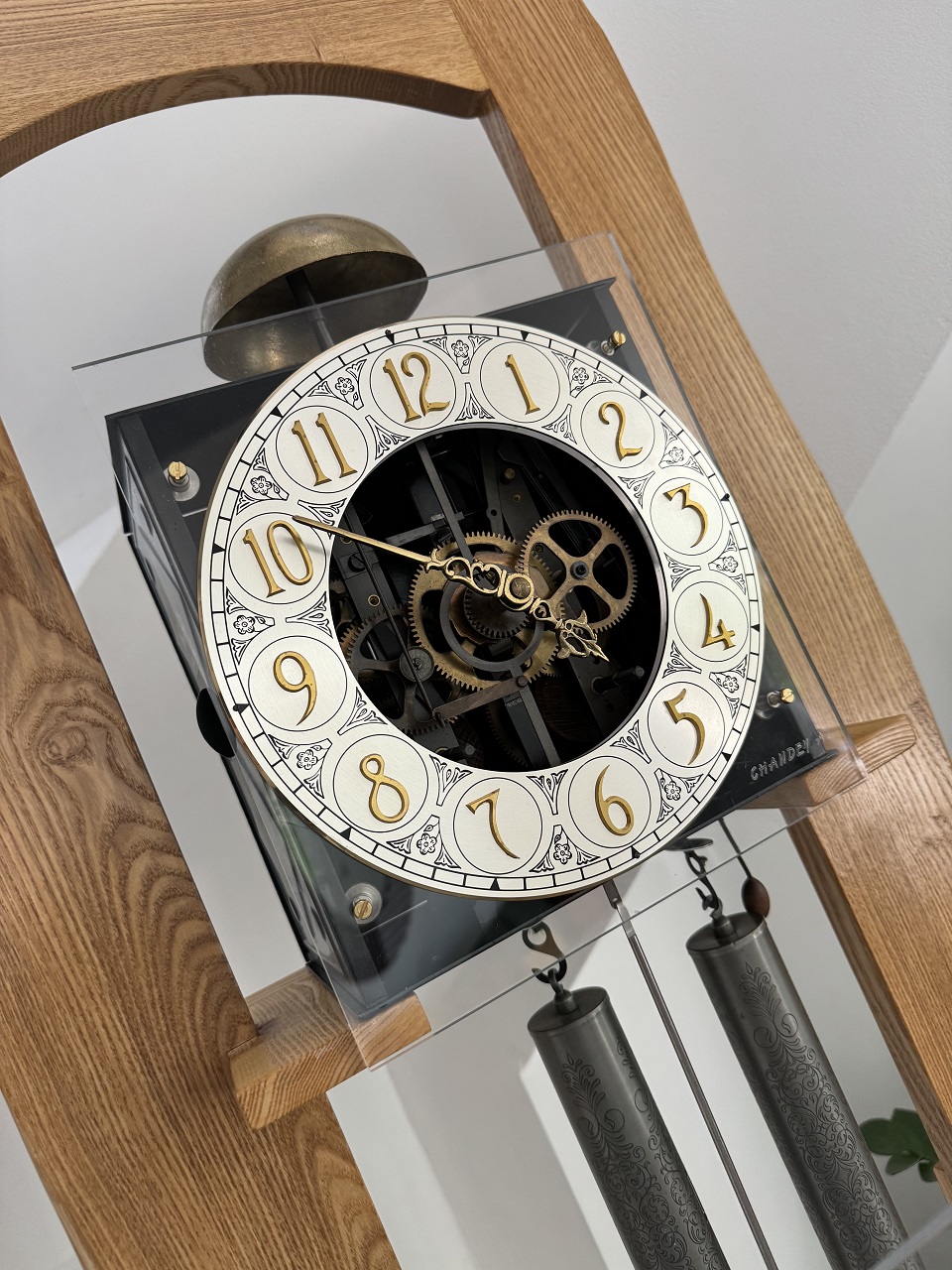 Pourquoi le type de mouvement conditionne le réglage et la synchronisation?</p>
<p>Chaque horloge ancienne possède son propre rythme, mais c’est le type de mouvement qui détermine la manière dont on règle l’heure, le battement ou la sonnerie.<br />
Un mouvement à poids (comme sur les pendules comtoises) offre une régularité naturelle mais impose un réglage de niveau très précis. À l’inverse, les horloges à ressort sont compactes mais nécessitent des ajustements fins sous tension. Les mouvements à torsion (400 jours) demandent une extrême délicatesse, tandis que les systèmes électromécaniques requièrent une parfaite coordination des impulsions.<br />
Chez L’Atelier de l’Horloge, chaque réglage est adapté à la mécanique en place, pour préserver l’authenticité du mouvement tout en assurant sa fiabilité. En complément, nous proposons également la révision complète des mécanismes si le mouvement présente des signes de faiblesse.</p>
<p>Rééquilibrer le battement d’une horloge pour un fonctionnement stable et régulier</p>
<p>Une horloge qui ralentit, s’arrête ou sonne en décalé présente souvent un battement déséquilibré. C’est l’une des causes les plus fréquentes de dérèglement. Nous ajustons la position du balancier, l’axe de suspension et l’inclinaison du boîtier pour retrouver un mouvement parfaitement centré.<br />
Le battement est écouté et ajusté manuellement, sans assistance électronique, comme cela se fait dans la restauration des pendules comtoises ou des pendules de cheminée traditionnelles. L’objectif est de redonner à la pièce sa stabilité sans toucher à son authenticité.</p>
<p>Réglage du balancier<br />
Réglage du battement<br />
Mise à niveau</p>
<p>Avant toute intervention sur le mouvement, il est impératif que l’horloge soit parfaitement mise à niveau. Une inclinaison, même discrète, suffit à perturber le battement ou à faire s’arrêter le mécanisme.<br />
Nous vérifions avec précision l’aplomb du boîtier à l’aide d’un niveau manuel. Sur les pendules comtoises, les modèles muraux ou les horloges à poids, cela peut impliquer de caler un pied, redresser le socle ou revoir le point d’accrochage mural.<br />
Cette étape simple, mais décisive, permet de garantir un battement stable et une régularité durable du mouvement.</p>
<p>Synchronisation de la sonnerie horloges et pendules