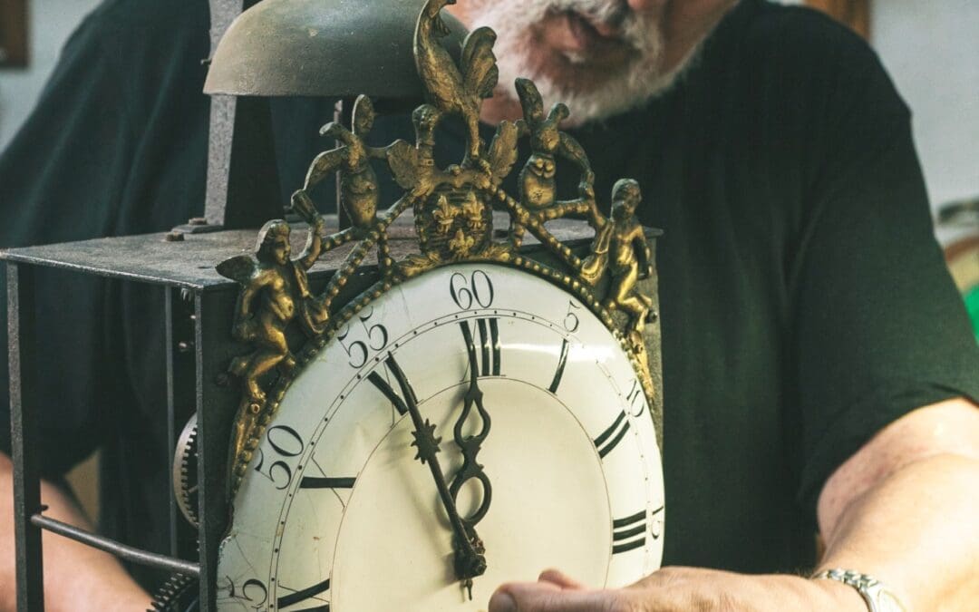 Entretenir une horloge ancienne sans la démonter