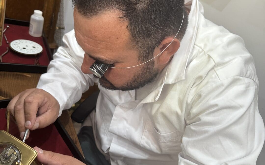 Comment huiler le mécanisme d’une horloge ancienne ?