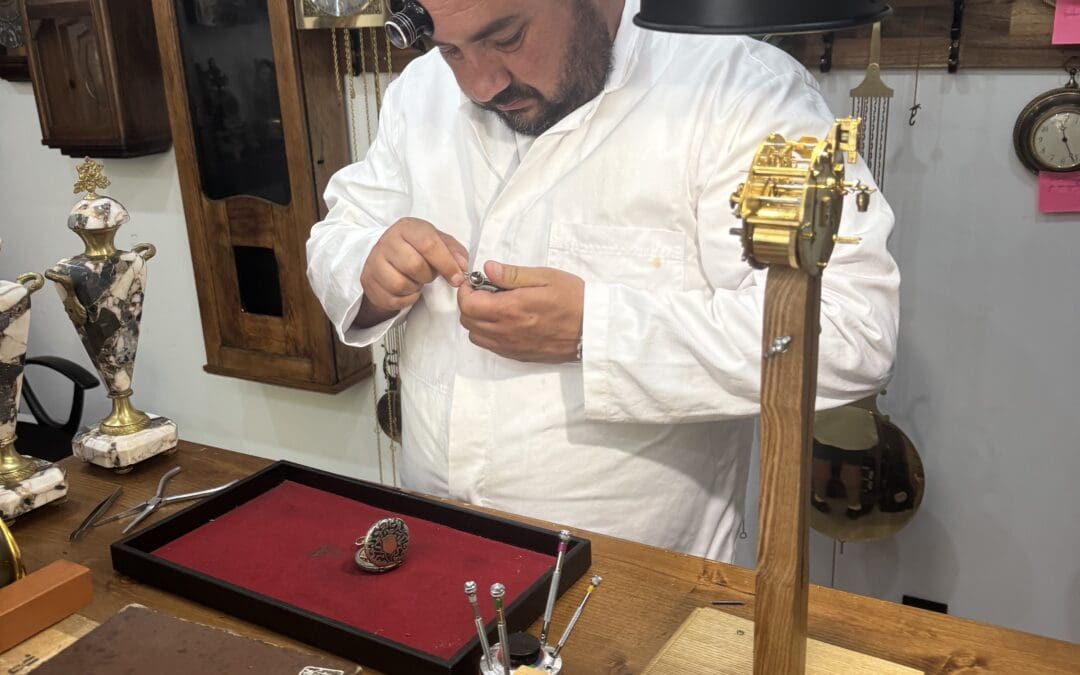 Nettoyage du verre et de la boiserie d’une horloge ancienne