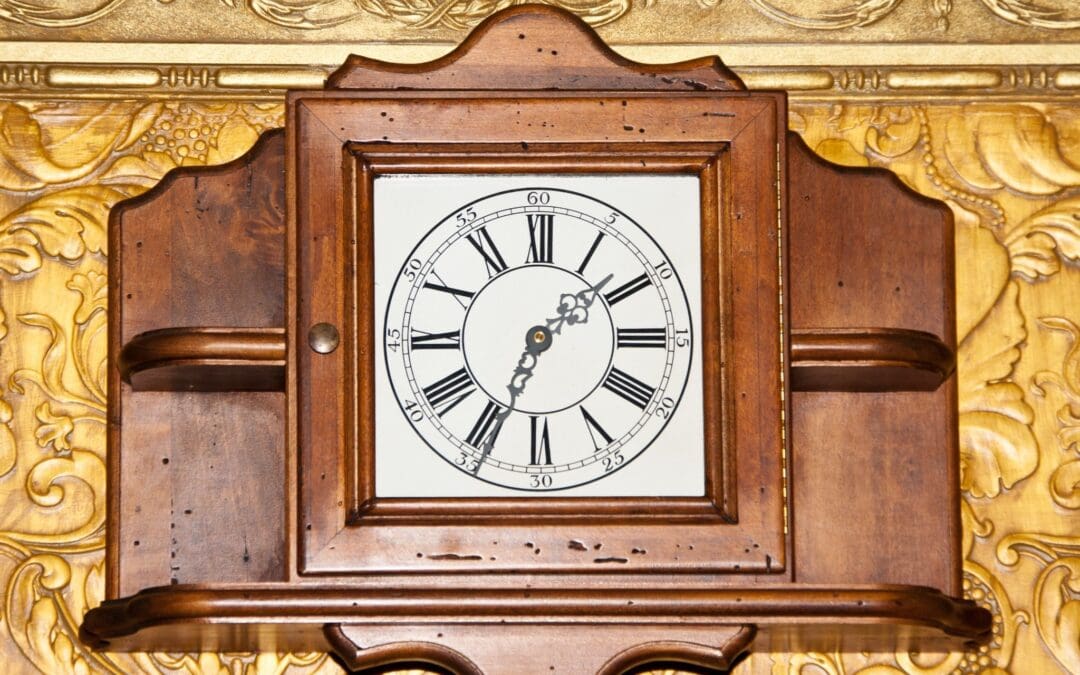 Décaper la boiserie d’une horloge ancienne sans l’abîmer